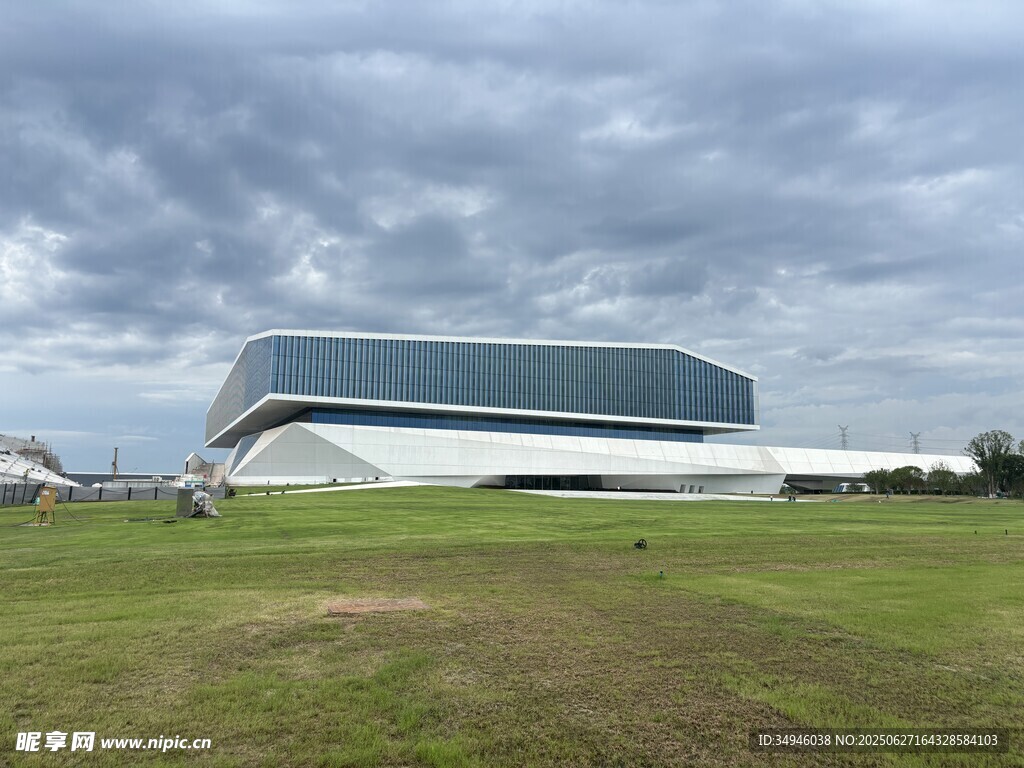 现代建筑旁的开阔草地