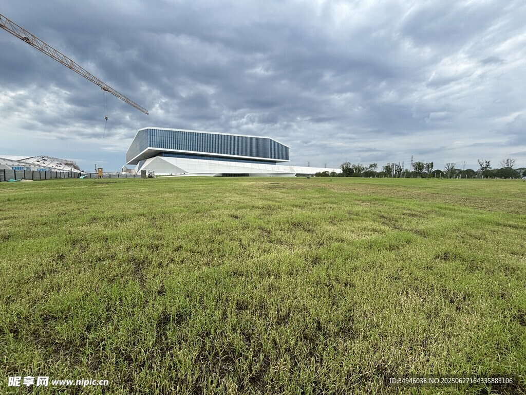 广阔草地旁的现代建筑