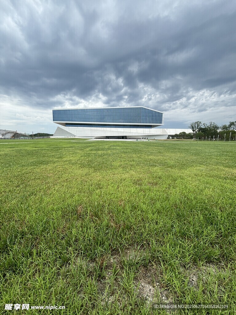 草原上的现代建筑景观