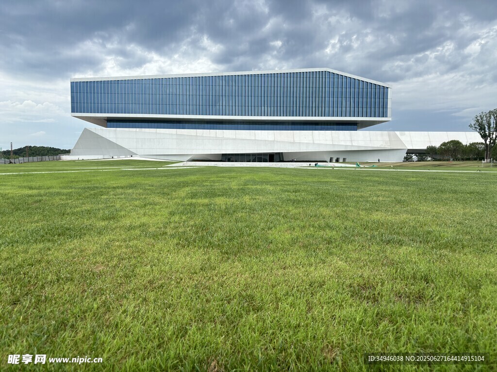 草原上的现代风格建筑