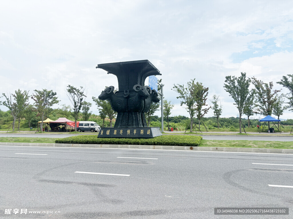 机场停放的大型飞机设备