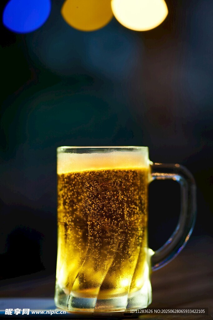 满溢的啤酒杯