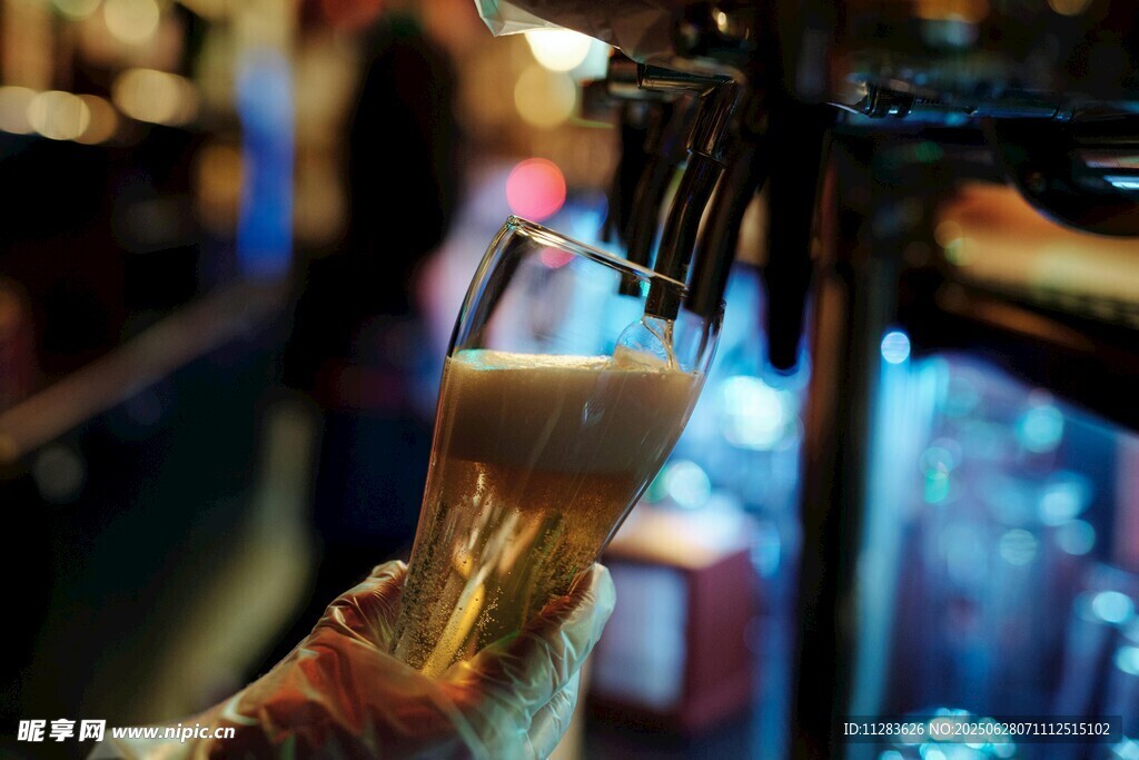 酒吧中倒满啤酒的玻璃杯