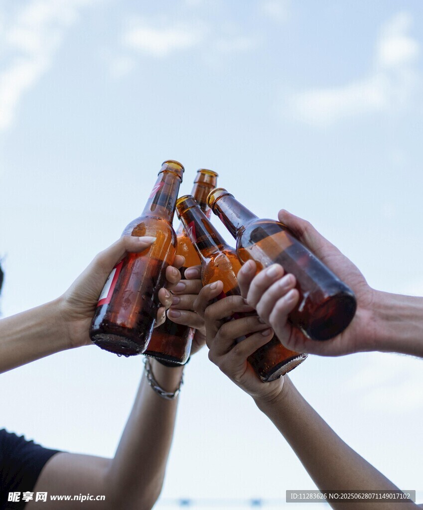 举杯共饮啤酒欢乐时刻
