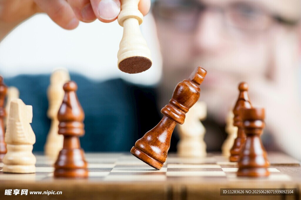 棋手专注落子瞬间