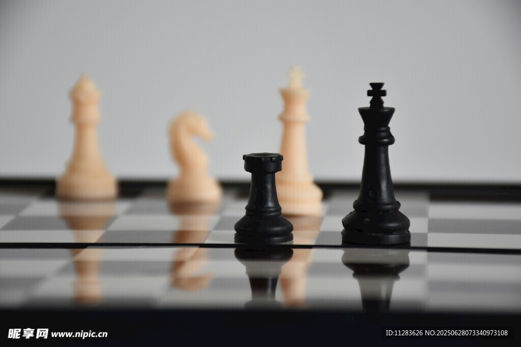 棋盘上的黑白棋子对决