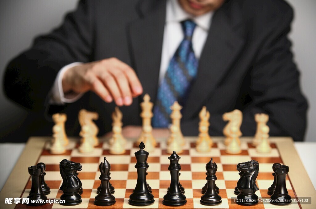 商务人士专注下国际象棋