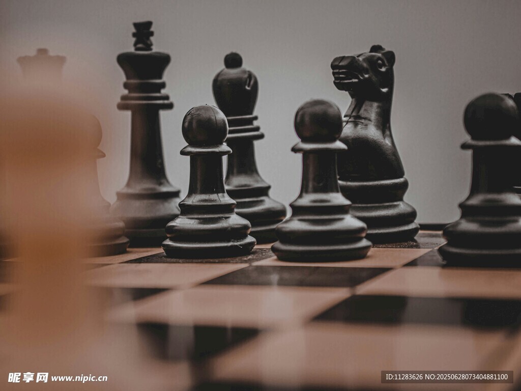 国际象棋棋子摆放在棋盘上