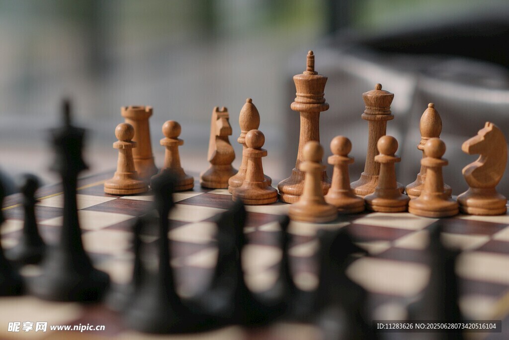 棋盘上的精致木质国际象棋