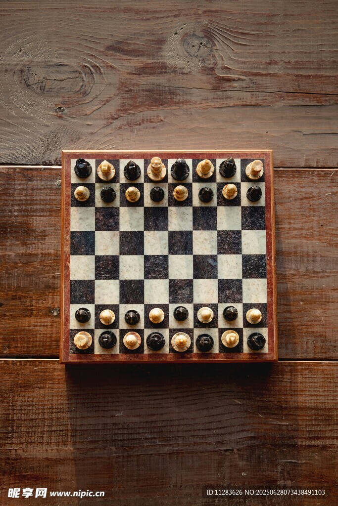 棋盘与棋子置于木质桌面