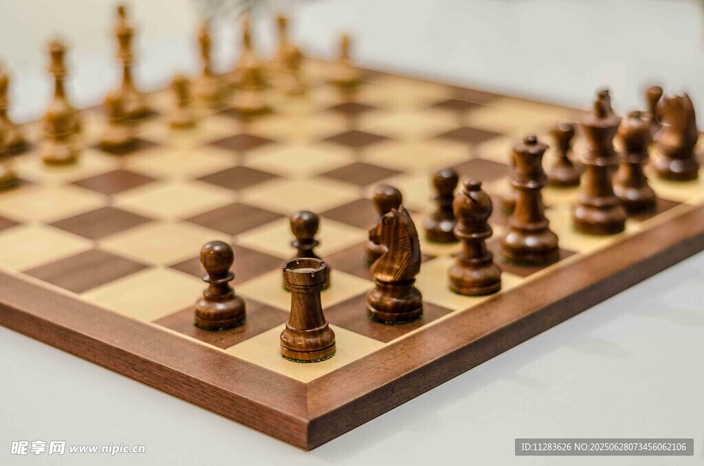 棋盘上的精美国际象棋棋子