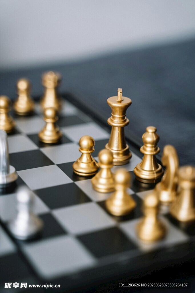 棋盘上的金色棋子