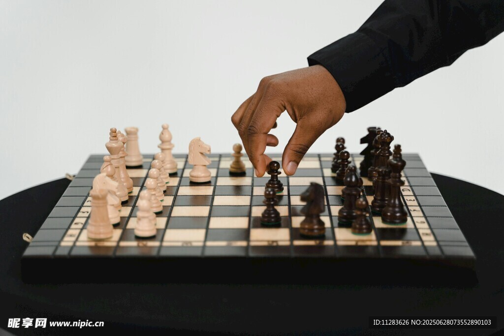 手在棋盘上移动棋子