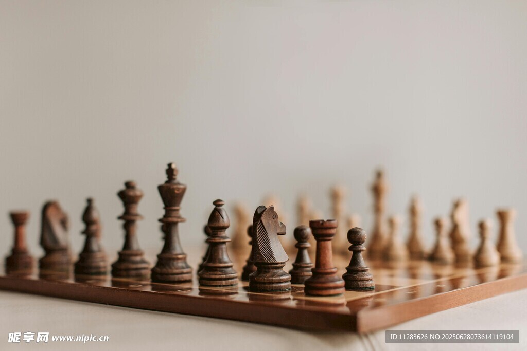 棋盘上的精美木质国际象棋