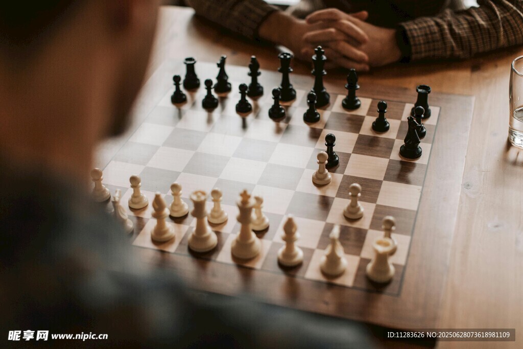 两人对弈国际象棋场景