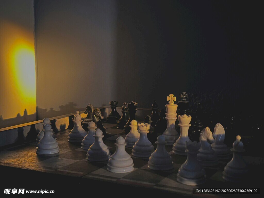 黄昏下的国际象棋棋局
