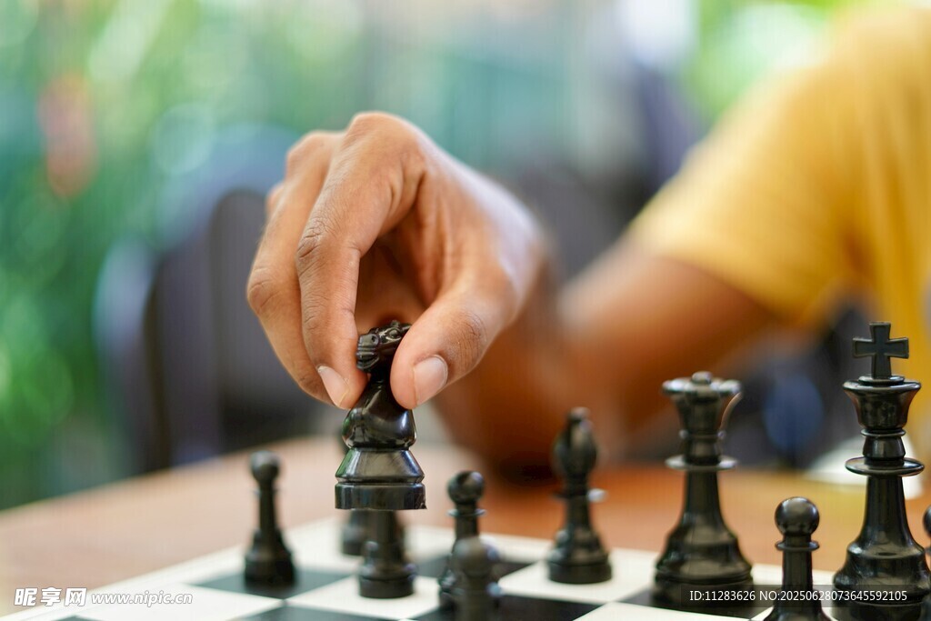 手落棋子间的博弈时刻