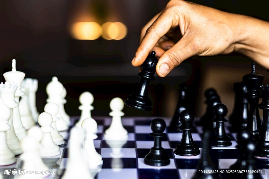 手挪棋子于黑白棋盘间