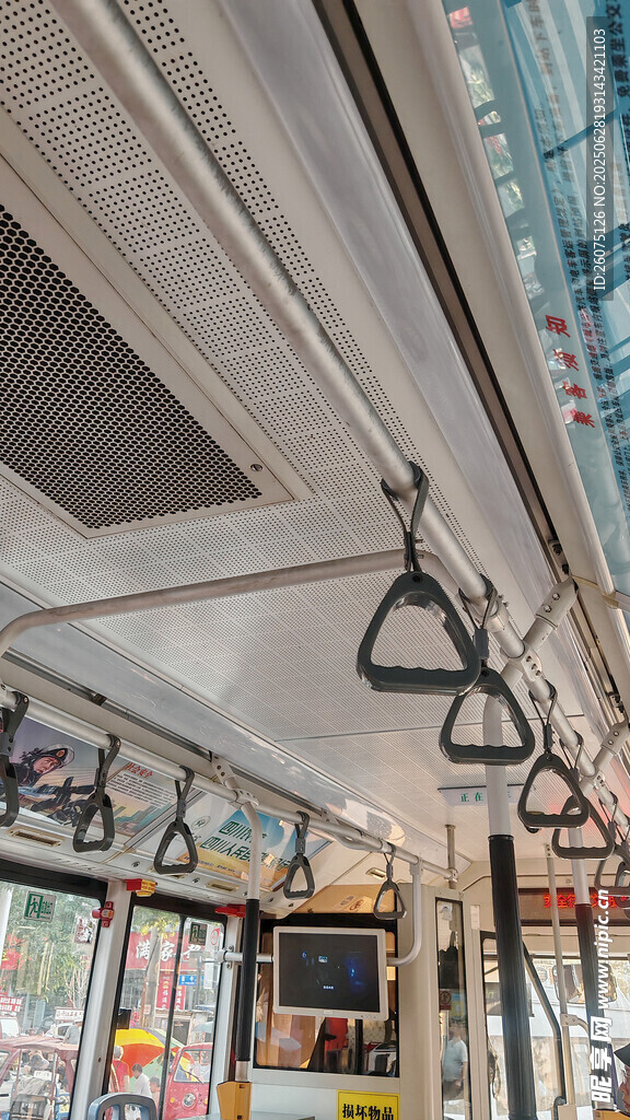 公交车内扶手及设施景象