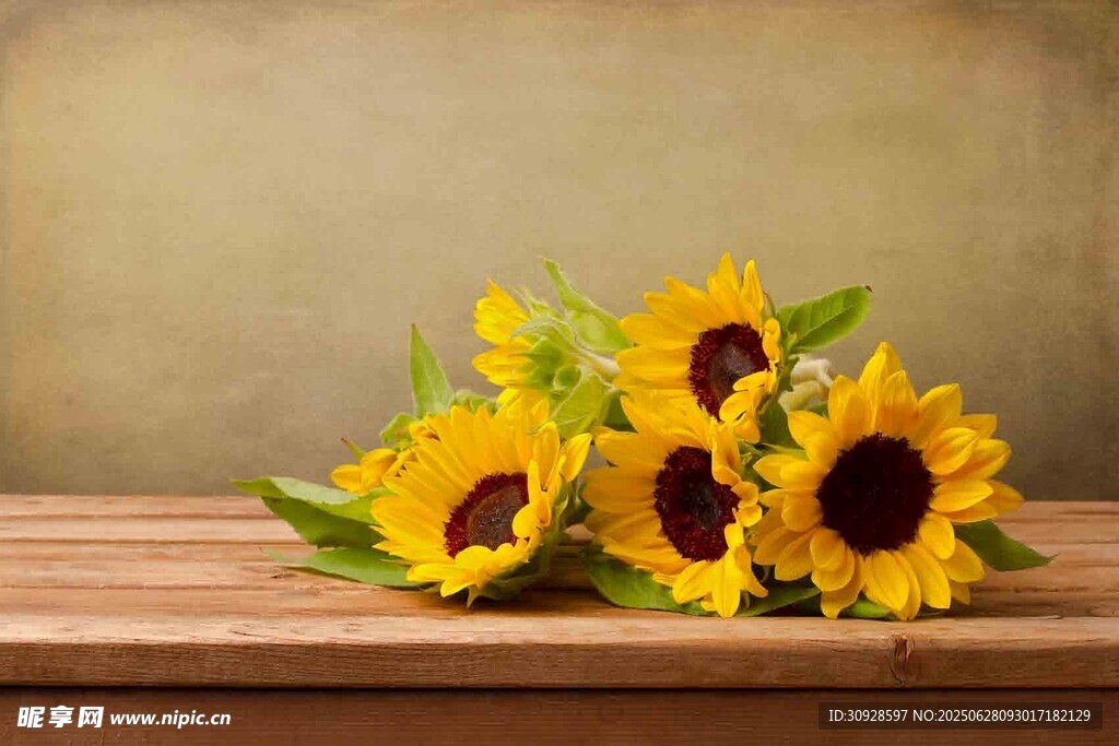 木桌上的灿烂向日葵
