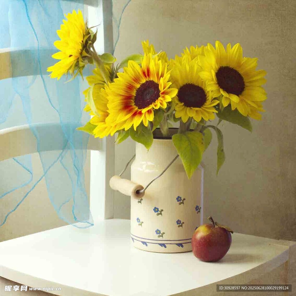花瓶中的向日葵与苹果