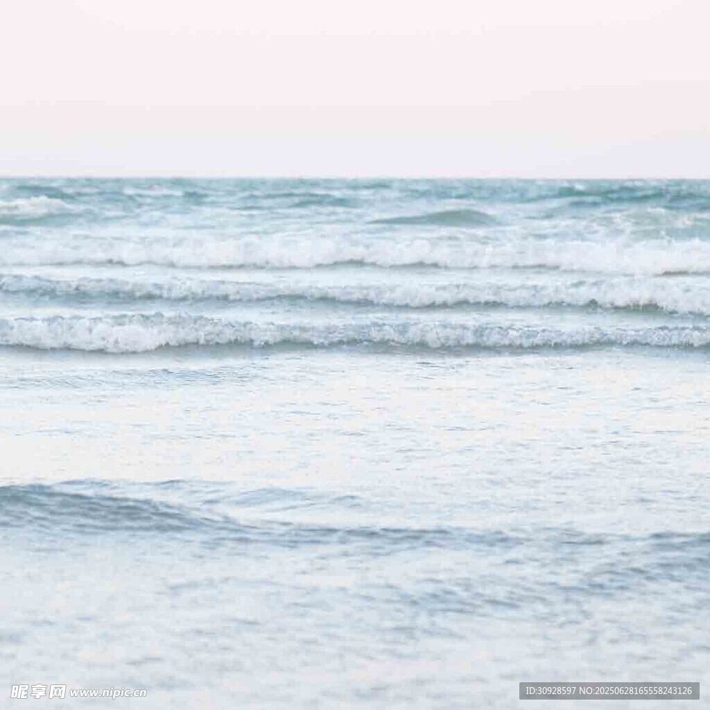 海浪轻涌的宁静海面