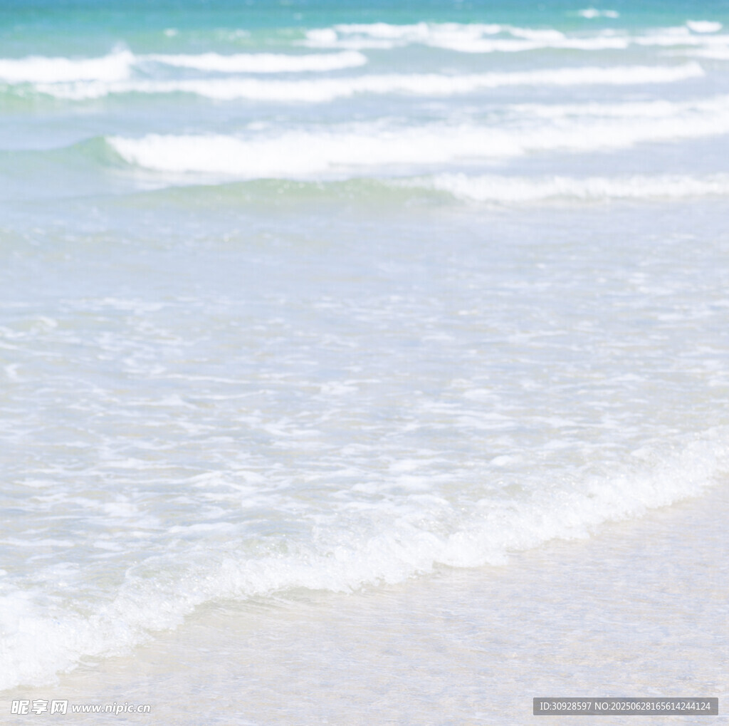 海浪轻拍沙滩的美丽景象