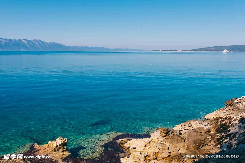 海边岩石旁的碧蓝海水