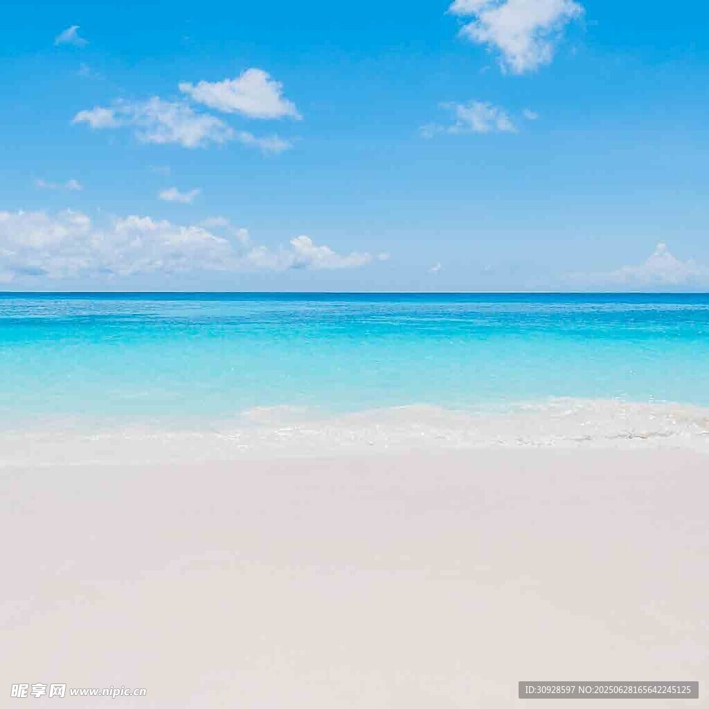 美丽的海滩与湛蓝海水