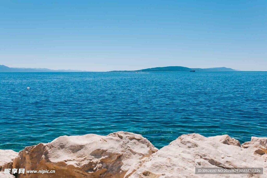 海边岩石与湛蓝大海美景