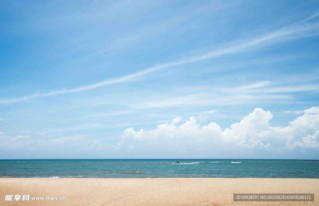 蓝天沙滩海景图