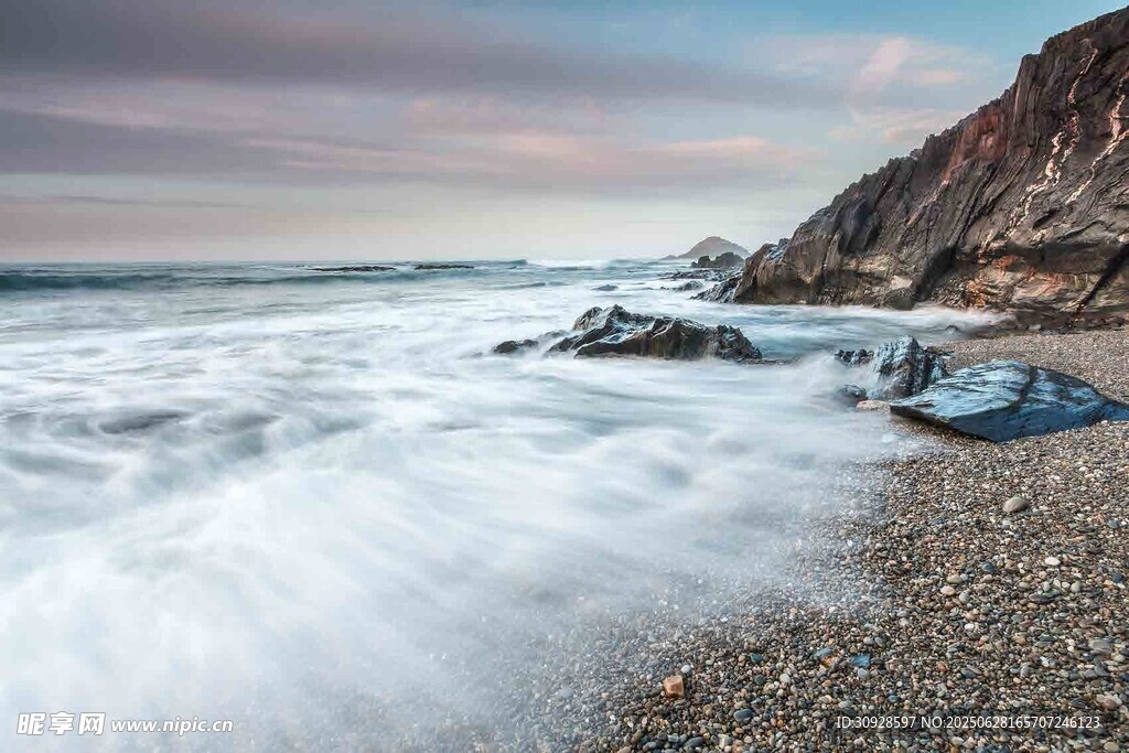 海边礁石旁的翻涌浪花