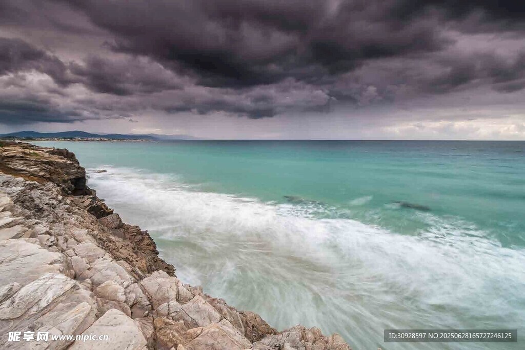 海边乌云下的壮阔海浪景观