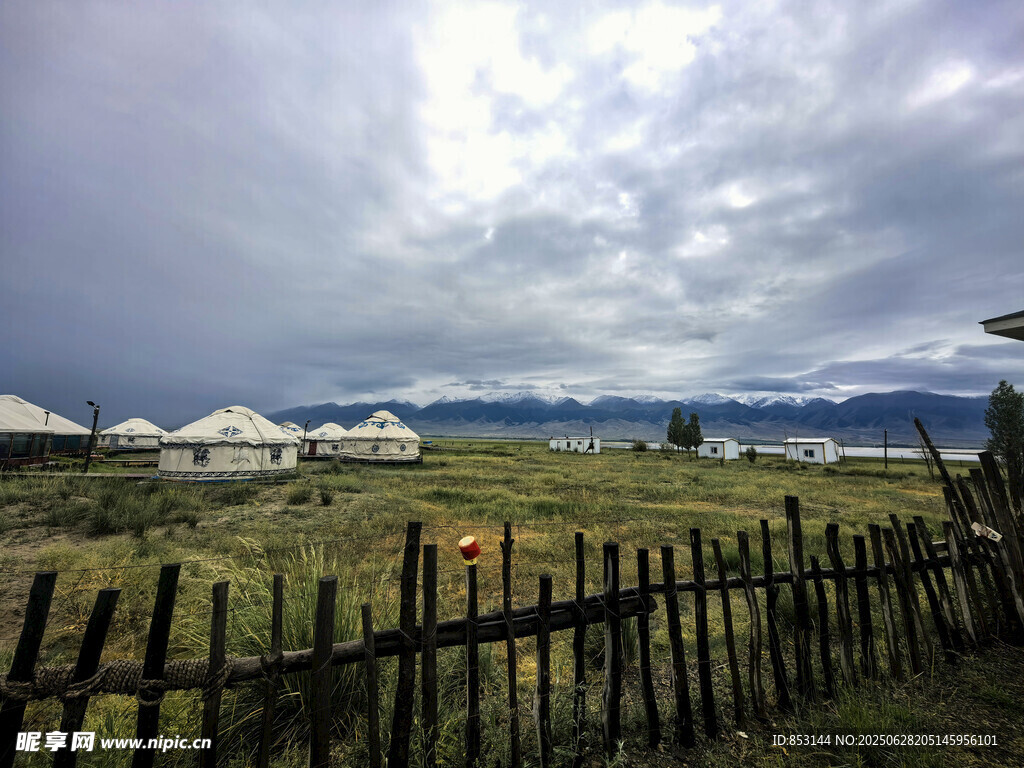 草原木栅栏旁的蒙古包