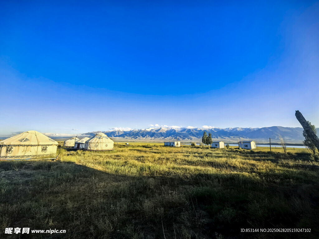 草原上的蒙古包