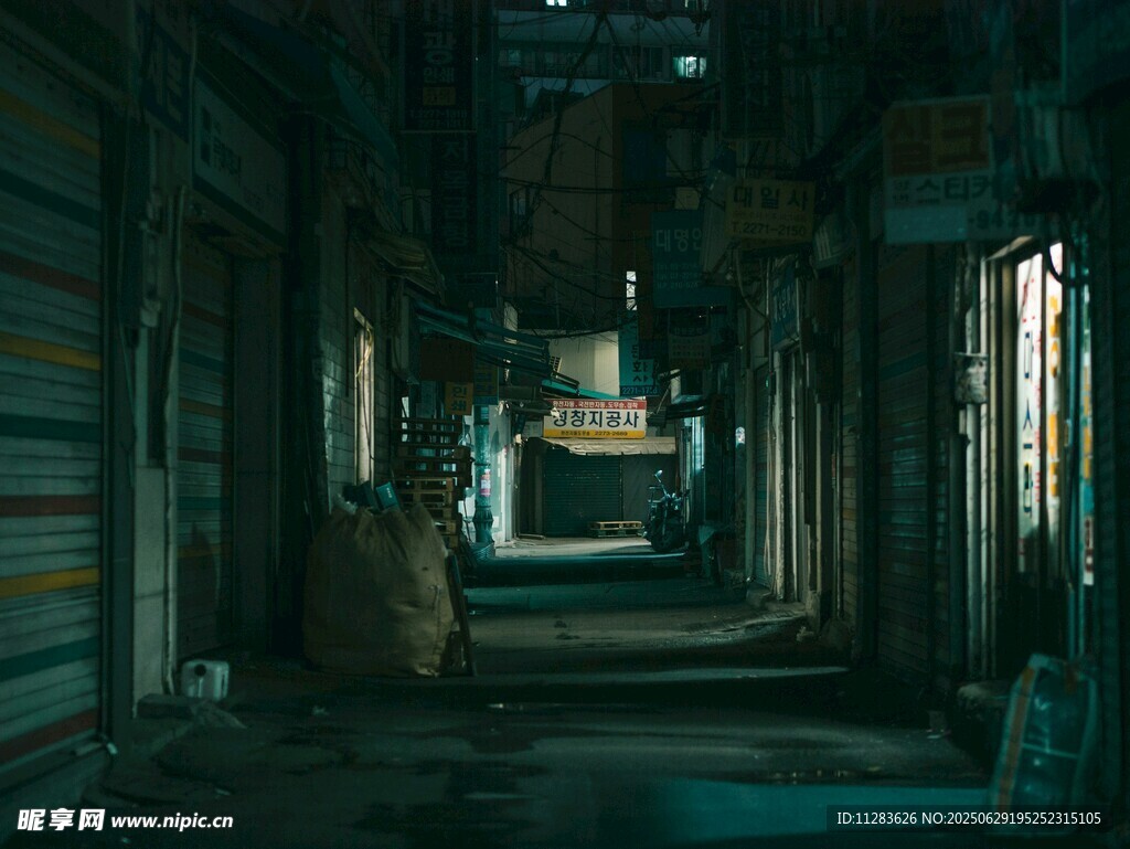 废弃昏暗走廊的破败景象