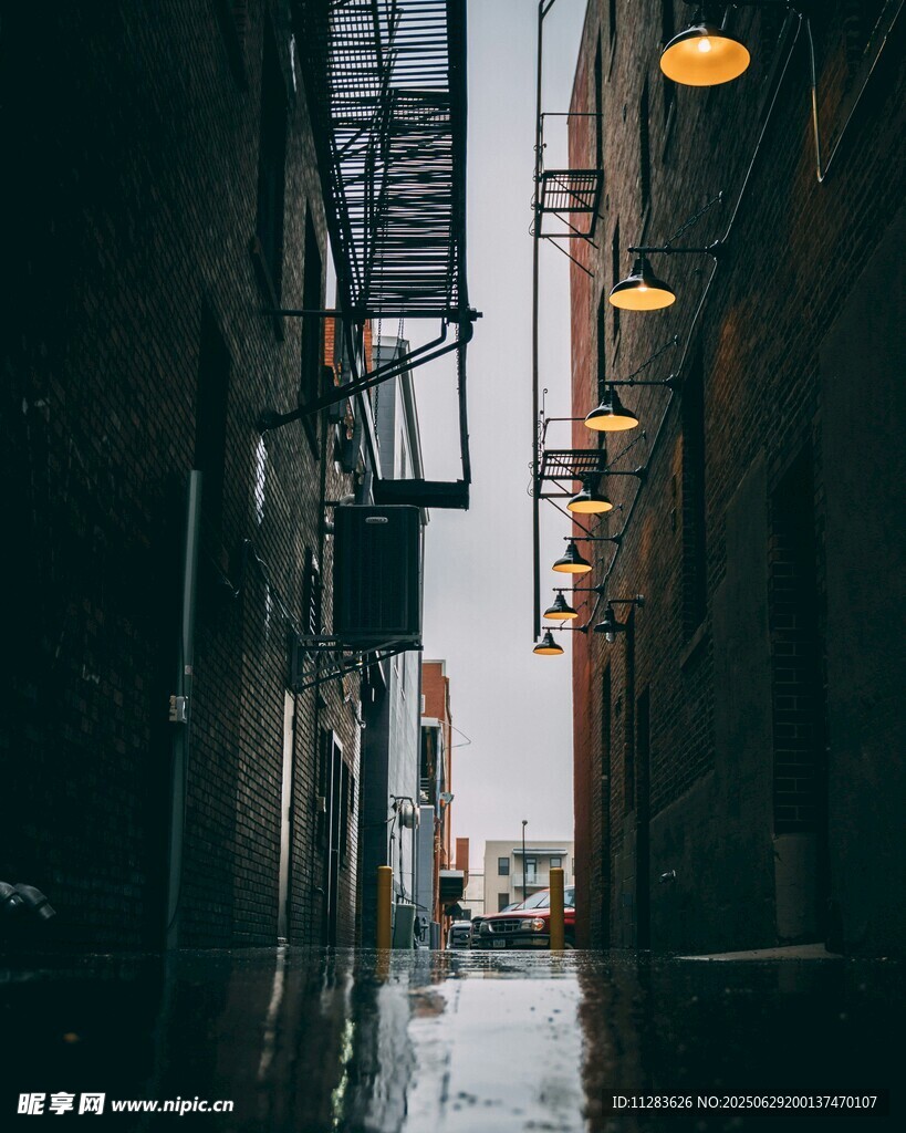 雨后窄巷的静谧灯光