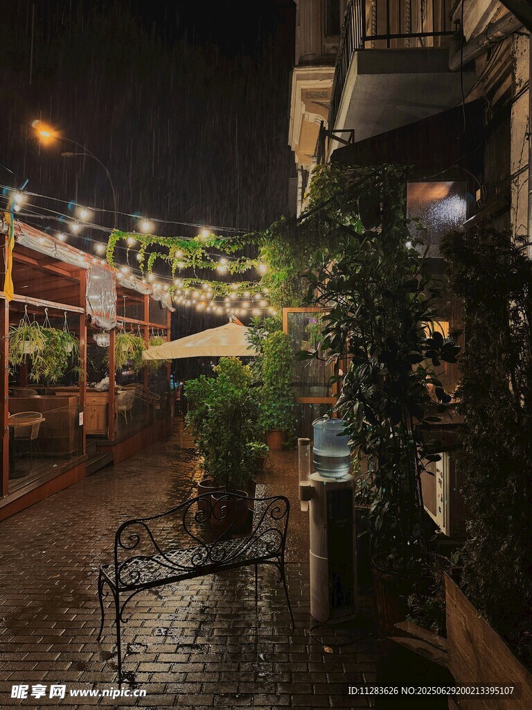夜晚街边的浪漫露天餐厅