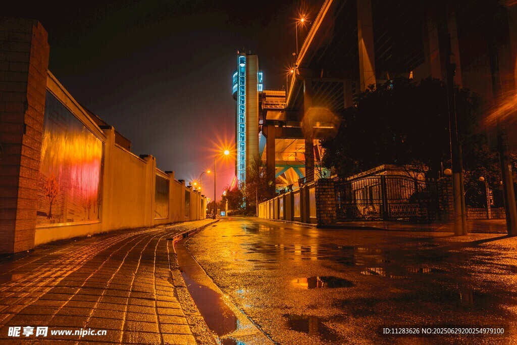 雨夜街道的静谧光影