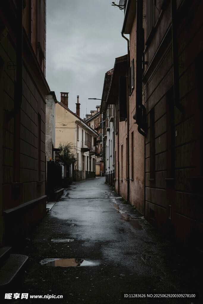 雨后静谧的狭窄小巷