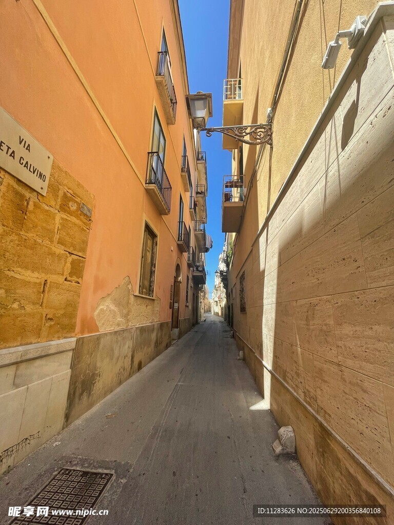 狭窄小巷的静谧景致