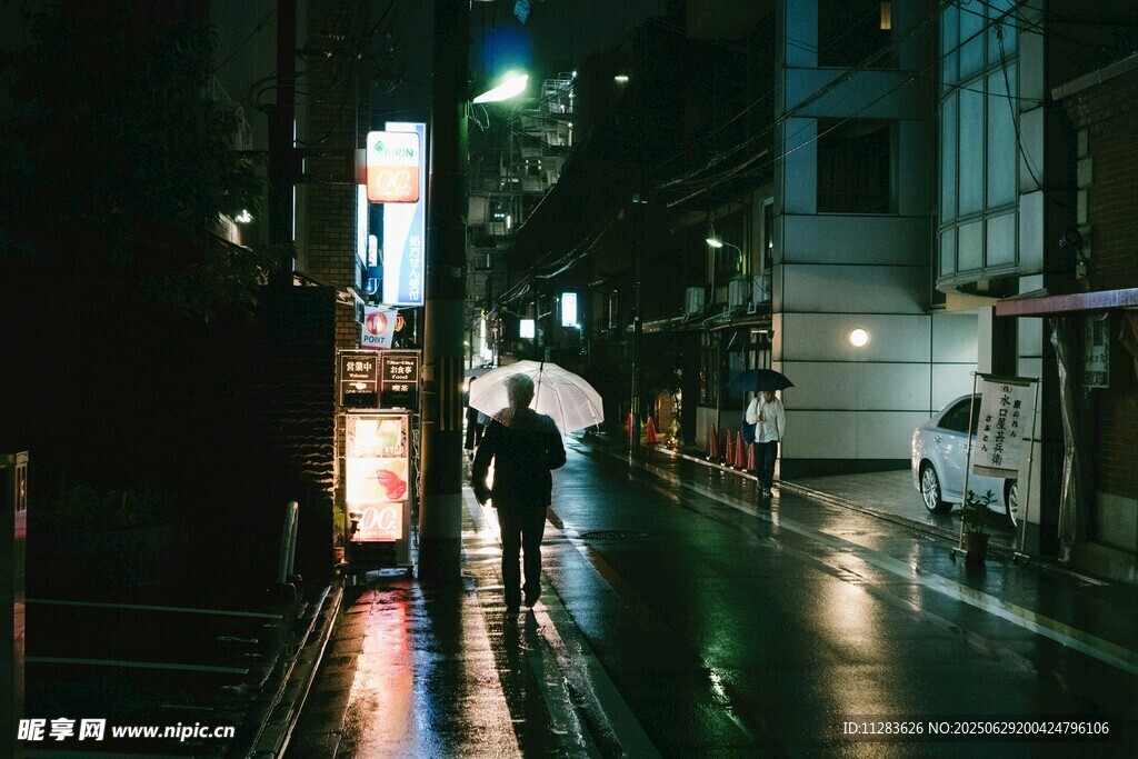 雨夜街头的行人身影