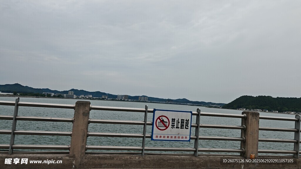 江边围栏风景