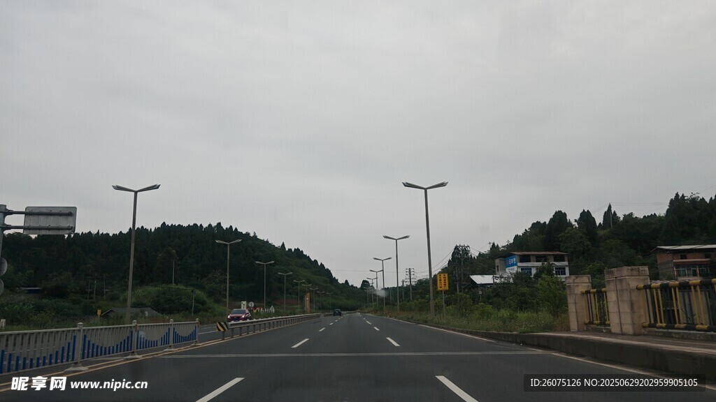 阴雨天下的开阔道路与路灯