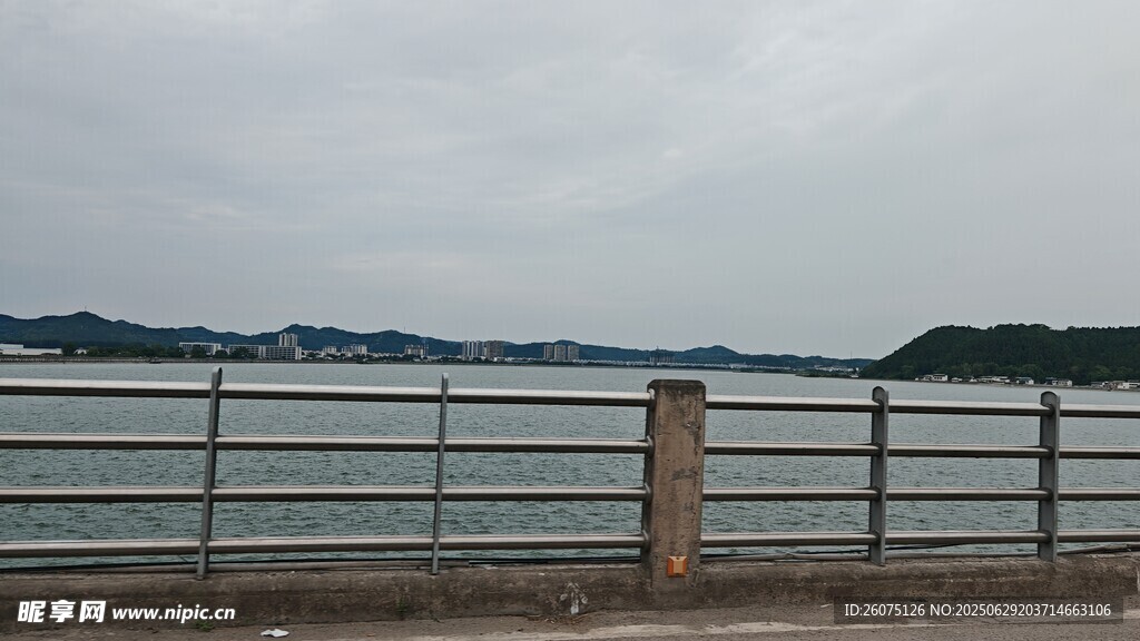 湖畔围栏景致