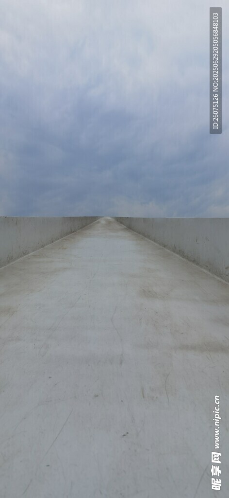 空旷道路伸向远方