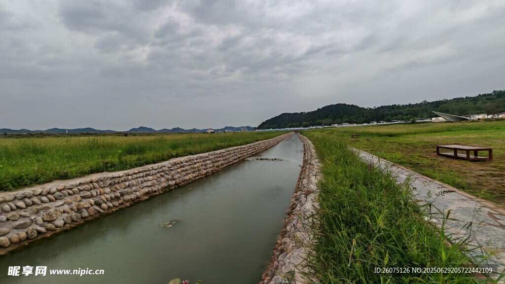 田野间的灌溉水渠