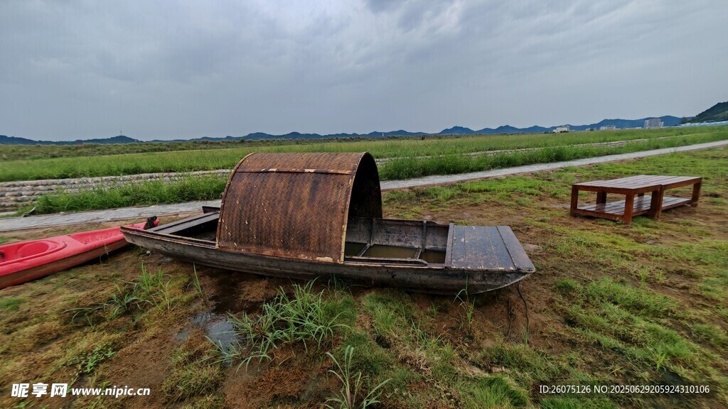 田野中的老旧木质运输工具
