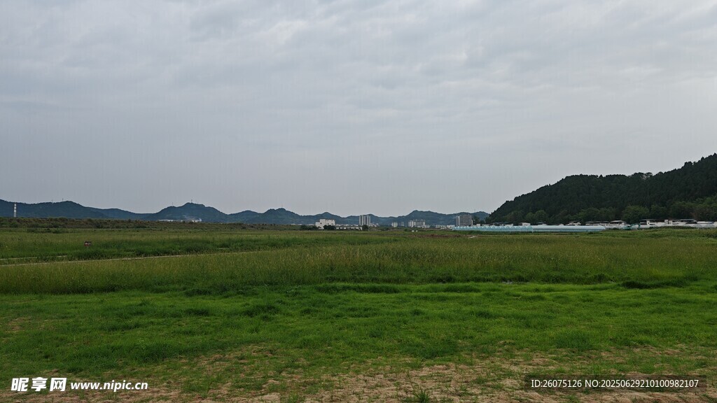 阴雨天的广袤草原远景