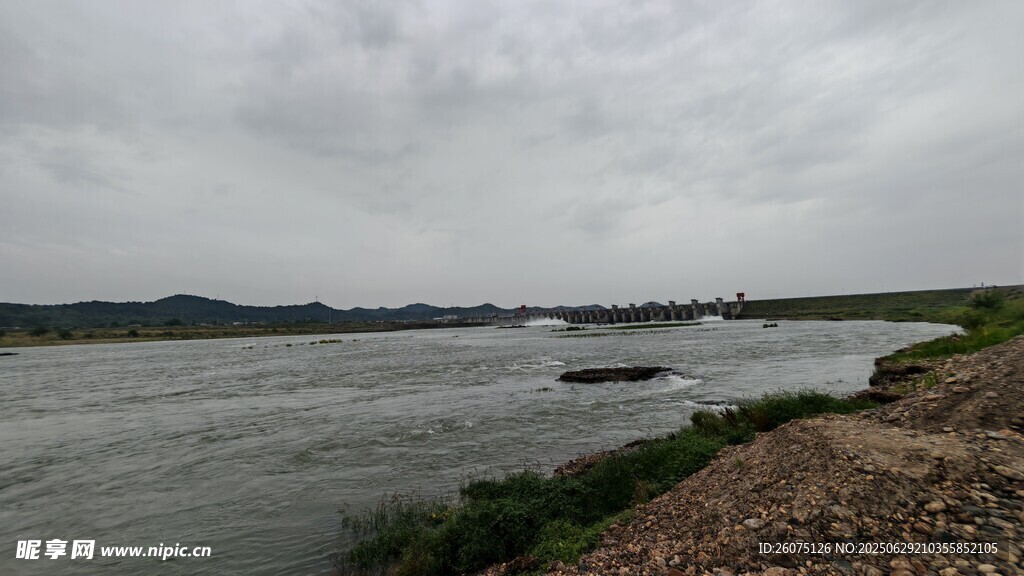 河畔阴天景色